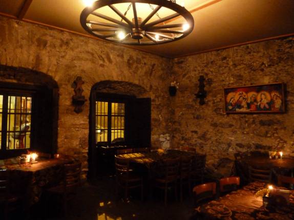 Charmoso restaurante de pedra em em Real de Catorce, pueblo mágico no nordeste do México